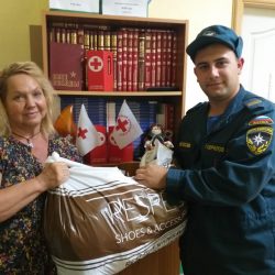 Сотрудники МЧС передали Ульяновскому Красному Кресту детские вещи