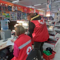 Беженцам и переселенцам, оказавшимся в Ульяновской области, Российский Красный Крест покупает и выдает одежду