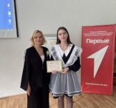 Сотрудники отделения вручили первые профессиональные документы старшеклассникам
