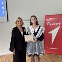 Сотрудники отделения вручили первые профессиональные документы старшеклассникам